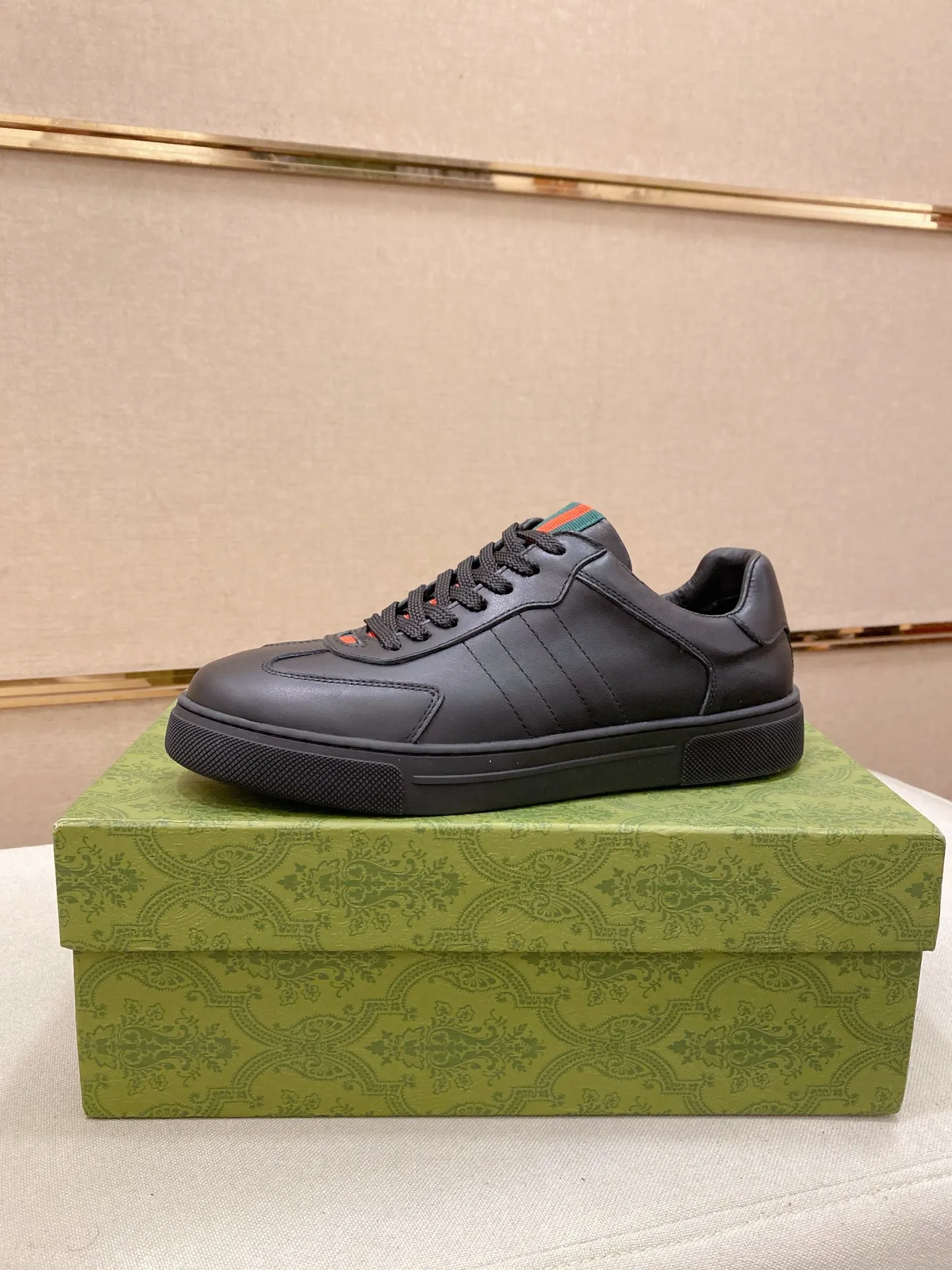 Factory price: 460💰 (GUCCI) The latest model from the official website 🎁🎁Casual and fashionable men's shoes👟, hot style 💥The version is simple and elegant, exclusive for trendy men. Unique official website latest brand elements 👑Gucci original decoration, fashionable and generous, the fabric is original cowhide ✅sheepskin lining, the official website specifies wear-resistant casual outsole, the classic model is taken in kind at the counter🎬38-44 (45 is not returned or exchanged)